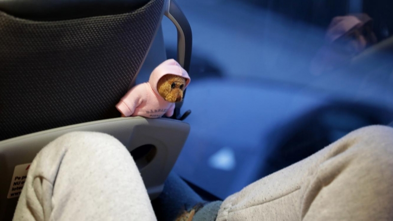 Un oso de peluche perteneciente a un niño refugiado ucraniano permanece colocado frente a su asiento durante un viaje en autobús desde Moldavia a Alemania, a 16 de marzo 2022.