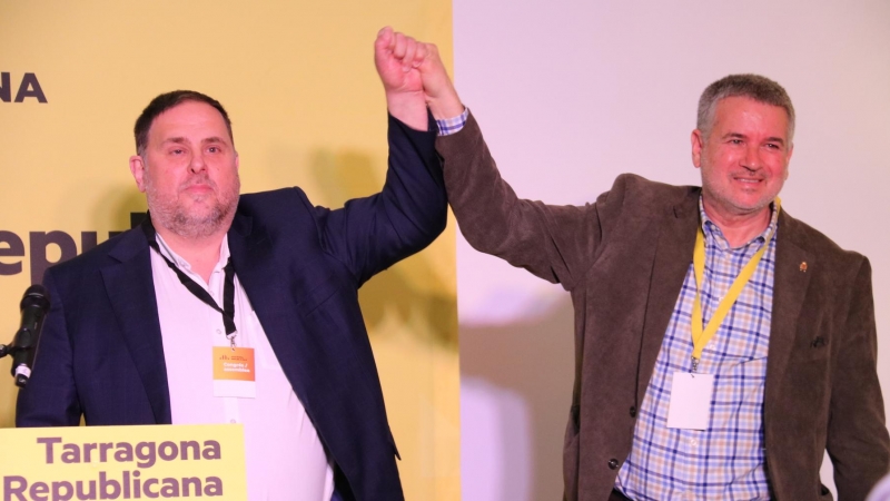 El president d'ERC, Oriol Junqueras, alçant la mà amb Pau Ricomà, actual alcalde de Tarragona, després de ser elegit novament de cap de llista del partit a les eleccions municipals del 2023,