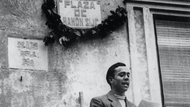 26/3/22 Miguel Hernández, recitando poemas en la plaza Ramón Sijé de Orihuela