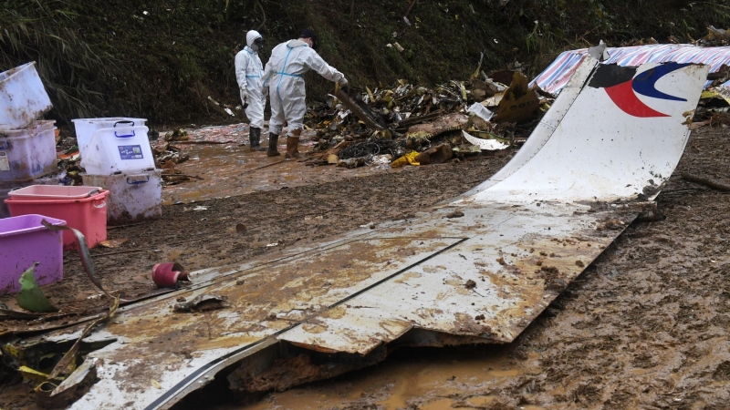 Restos del avion boeing 737-300 de China Eastern Airlines siniestrado en el sur de China con 132 personas a bordo