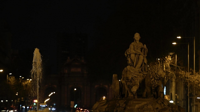 La fuente de Cibeles de Madrid sin luz con motivo de la hora del planeta.