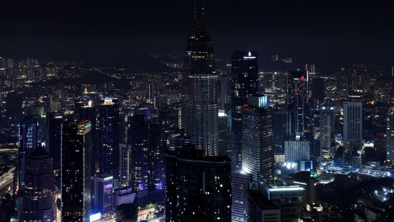 Una vista del horizonte de Kuala Lumpur, incluidas las emblemáticas Torres Gemelas Petronas de Malasia, después de que se apagaran las luces para conmemorar la Hora del Planeta, en Kuala Lumpur, Malasia, el 26 de marzo de 2022