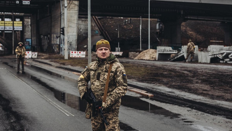 Un miliciano ucraniano controla una carretera, a 2 de marzo de 2022, en Kiev (Ucrania)