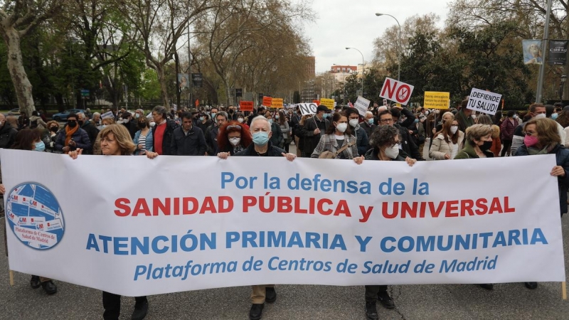 Varias personas, con una pancarta que reza 'Por la defensa de la Sanidad Pública', se manifiestan desde el Ministerio de Sanidad hasta la Puerta del Sol para apoyar la Atención Primaria, a 27 de marzo de 2022, en Madrid.