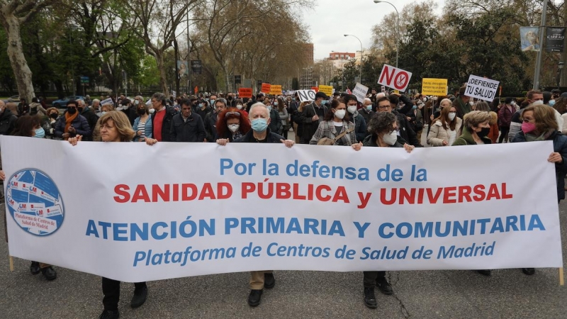 Varias personas, con una pancarta que reza 'Por la defensa de la Sanidad Pública', se manifiestan desde el Ministerio de Sanidad hasta la Puerta del Sol para apoyar la Atención Primaria, a 27 de marzo de 2022, en Madrid.