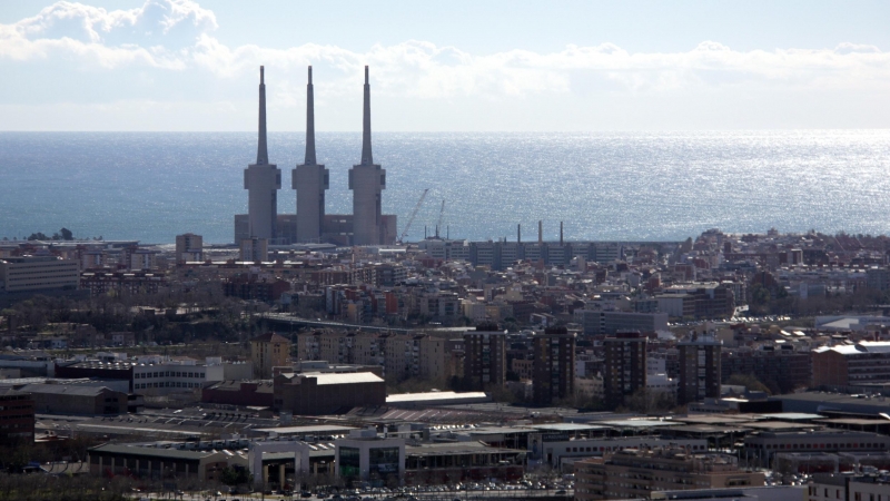 Vista aèria de Barcelona amb les Tres Xemeneies de Sant Adrià de Besòs al fons.