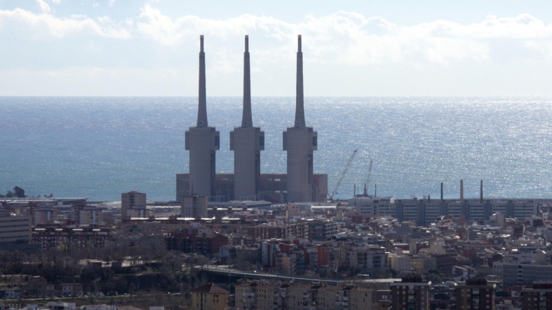 Vista aèria de Barcelona amb les Tres Xemeneies de Sant Adrià de Besòs al fons.