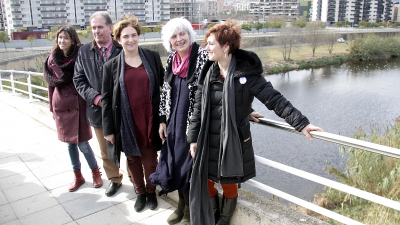 Les alcaldesses i l'alcalde de les ciutats de l'Eix Besòs sobre un dels ponts del riu, durant la trobada del 10 de febrer de 2016.