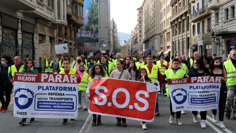 Protesta dels camioners i les seves famílies per la Via Laietana de Barcelona aquest diumenge.