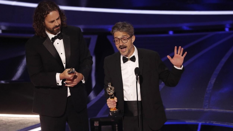 El director español Alberto Mielgo (d) y el productor  Leo Sanchez (i), al recibir el Oscar al mejor Corto Animado, por 'El limpiaparabrisas'. EFE/EPA/ETIENNE LAURENT