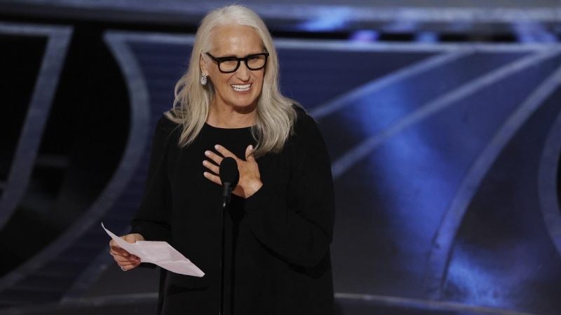 La directora neozelandesa Jane Campion lee los agradecimientos tras recibir el Oscar a la Mejor Dirección por 'El poder del perro'. EFE/EPA/ETIENNE LAURENT