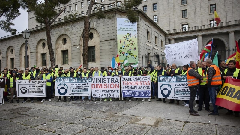 28/3/22-Grupos de personas acuden con pancartas y banderas a una manifestación por el sector del transporte, en el Ministerio de Transportes, a 25 de marzo de 2022, en Madrid.