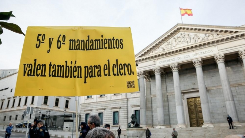 28/03/2022. Protesta frente al Congreso por el contra el acuerdo Iglesia-Gobierno sobre inmatriculaciones, a 16/02/2022,