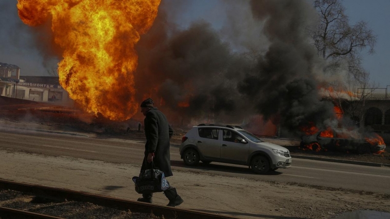 Un hombre pasa junto a un incendio después de un bombardeo ruso en la ciudad ucraniana de Járkov. REUTERS/Oleg Pereverzev