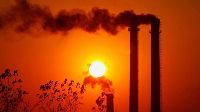 El humo sale de las chimeneas de una refinería de petróleo en Nanjing, provincia de Jiangsu, en el este de China.