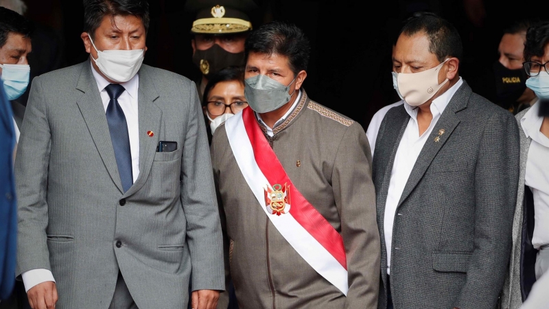 El presidente de Perú pedro Castillo, en el centro, a su  salida del Congreso este lunes 29 de marzo de 2022, donde está siendo sometido a una moción de censura.