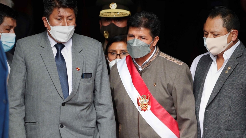 El presidente de Perú pedro Castillo, en el centro, a su  salida del Congreso este lunes 29 de marzo de 2022, donde está siendo sometido a una moción de censura.