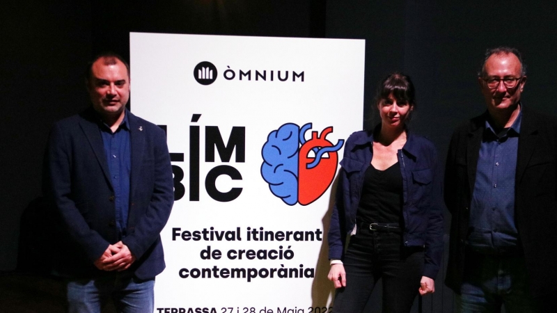 L'alcalde de Terrassa (esquerra), Jordi Ballart, la integrant de la productora La Sullivan, Mireia Calafell, i el president d'Òmnium, Xavier Antich, amb el cartell de Límbic.