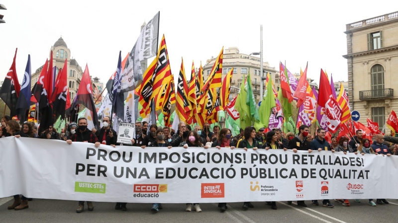 29/03/2022 - Capçalera de la manifestació de docents d'aquest dimarts a Barcelona.