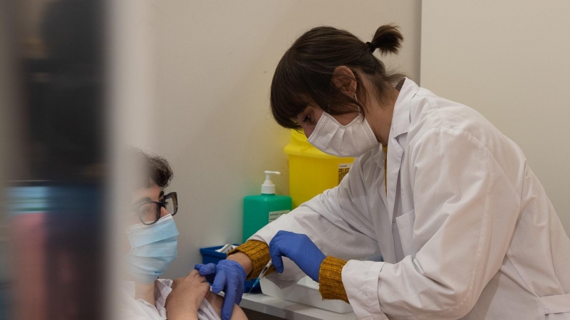 Una professional de l'Hospital Clínic rep la tercera dosi de la vacuna contra la Covid-19.