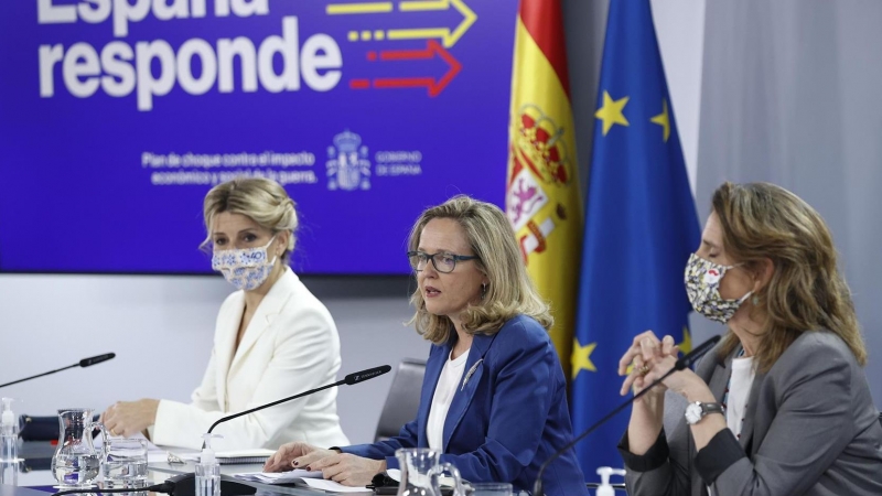 La vicepresidenta segunda y ministra de Trabajo, Yolanda Díaz; la vicepresidenta segunda y ministra de Asuntos Económicos, Nadia Calviño, y la vicepresidenta tercera y ministra para la Transición Ecológica, Teresa Ribera,