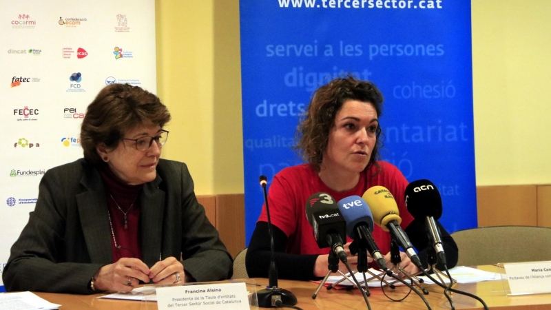 29/03/2022 - La presidenta de la Taula del Tercer Sector Social, Fracina Alsina, i la portaveu de l'APE, Maria Campuzano, en la roda de premsa d'aquest dimarts.