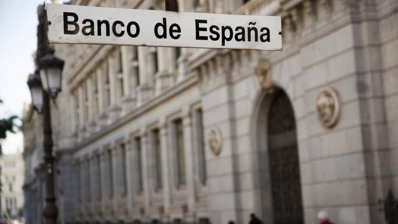 El letrero de la entrada de la estación de metro de Banco de España, junto a su sede en el centro de Madrid. REUTERS/Sergio Perez