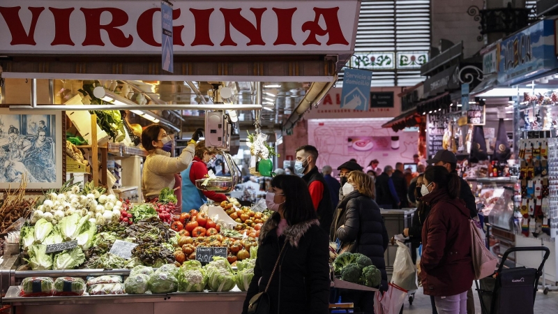 30/3/22-Varias personas compran en un puesto de fruta y verdura en el Mercado Central de València, a 24 de marzo de 2022, País Valencià.