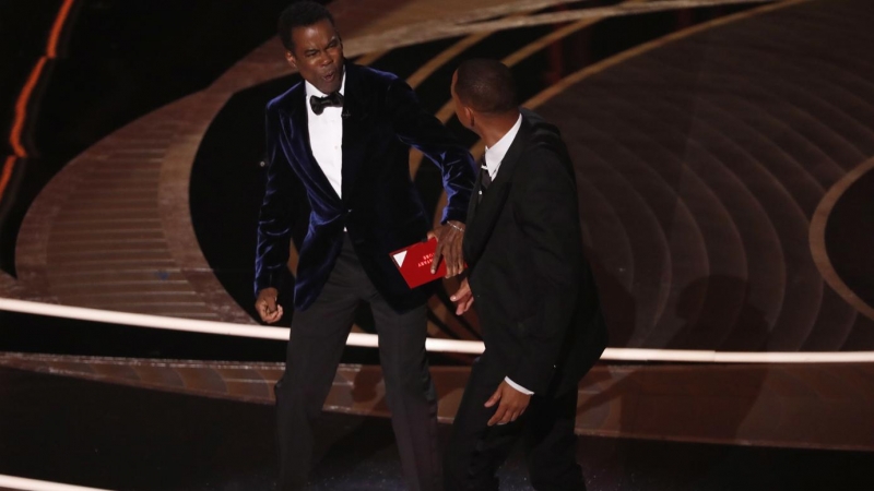 (28/03/2022) Will Smith abofetea al presentador de la gala, Chris Rock.