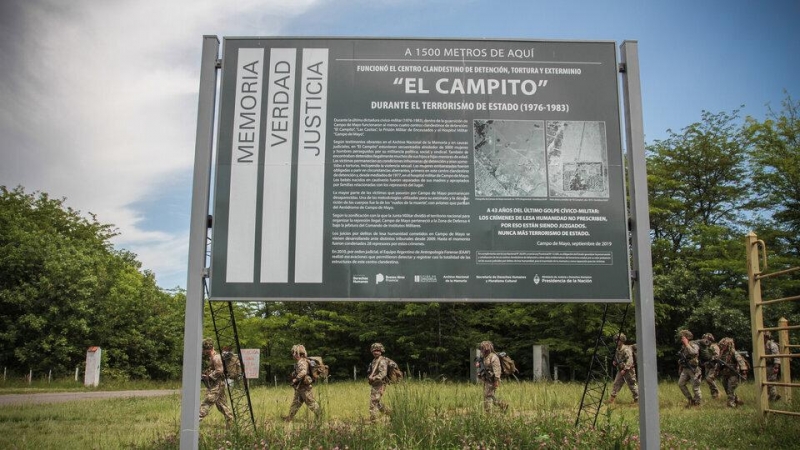 Cartel que recuerda el centro de torturas y represión de 'El Campito' durante la dictadura argentina.