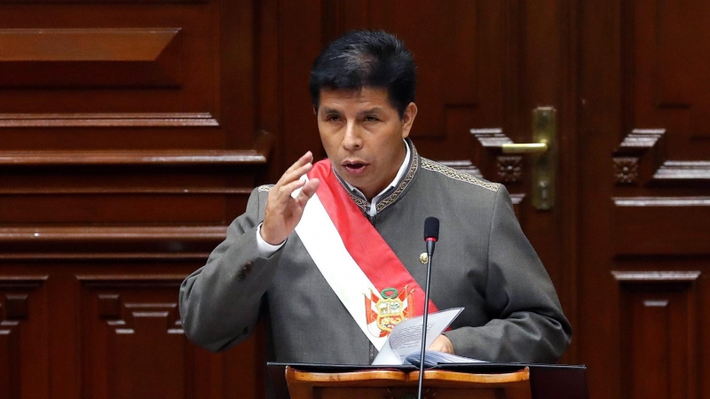 Fotografía cedida por la Presidencia del Perú del presidente del Perú Pedro Castillo hablando en el Congreso el 28 de marzo de 2022.