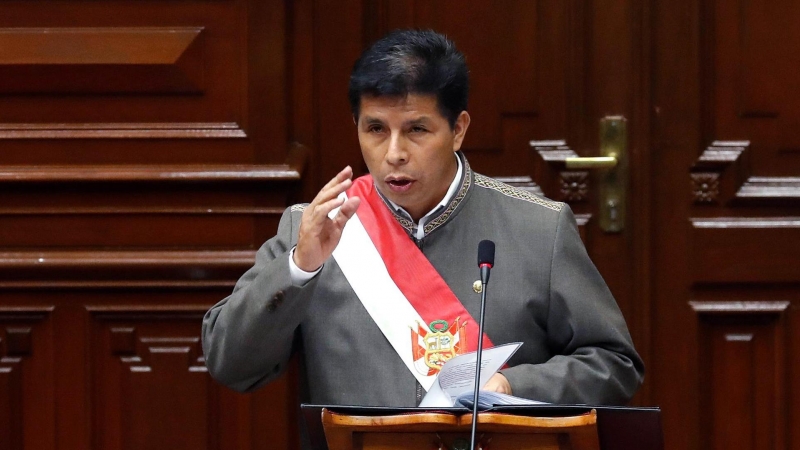 Fotografía cedida por la Presidencia del Perú del presidente del Perú Pedro Castillo hablando en el Congreso el 28 de marzo de 2022.
