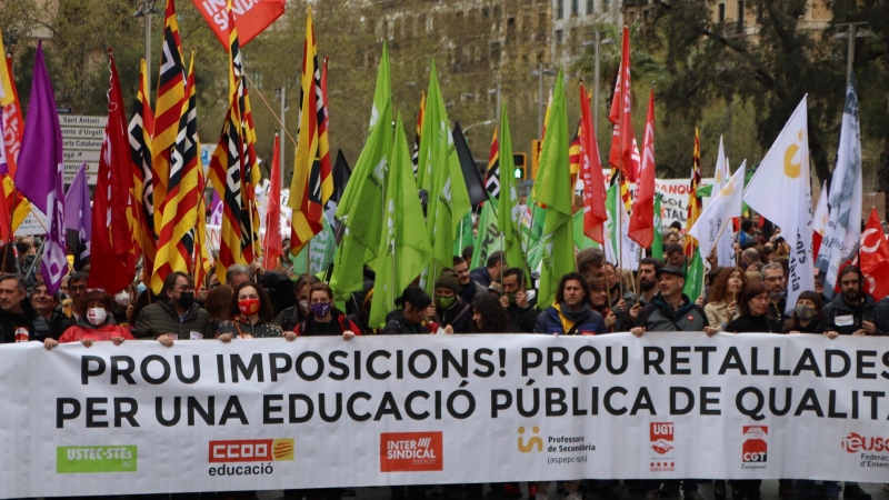 Capçalera de la manifestació dels sindicats de l'educació en el cinquè dia de vaga.