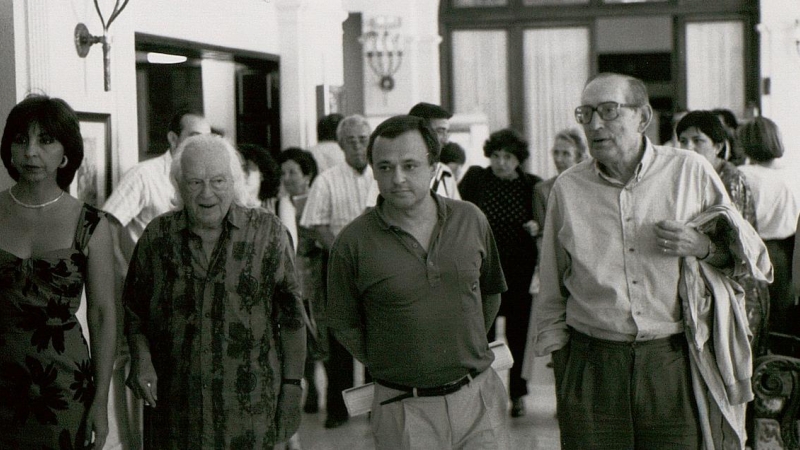 El escritor Miguel Delibes junto a Gonzalo Santonja, Rafael Alberti y María Asunción Mateo en El Escorial, en julio de 1991.