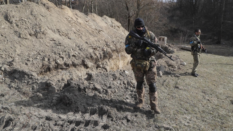 28/03/2022-Soldados de la Defensa Territorial ucraniana hacen guardia en un puesto de control de carreteras en Kiev (Ucrania), el 28 de marzo, en medio de la invasión rusa