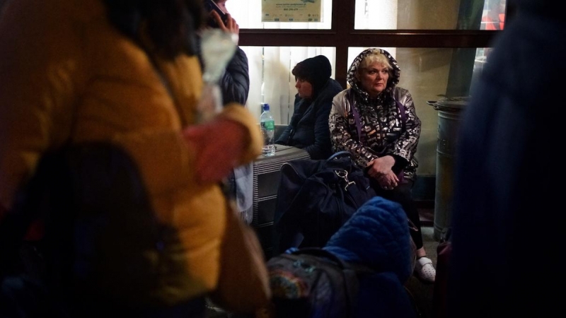 Una refugiada ucraniana aguarda en la estación de tren de Przemysl Glowny, al este de Polonia, después de huir de la invasión rusa de Ucrania, a 29 de marzo de 2022.