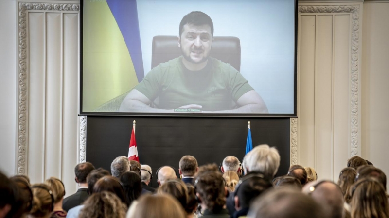 Miembros del parlamento danés asisten al discurso del presidente ucraniano, Volodymyr Zelenski, ante el parlamento.