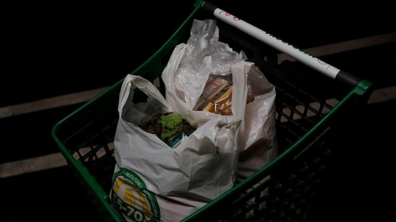 Bolsas de la compra en el carrito de un supermercado en la localidad malagueña de Ronda. REUTERS/Jon Nazca