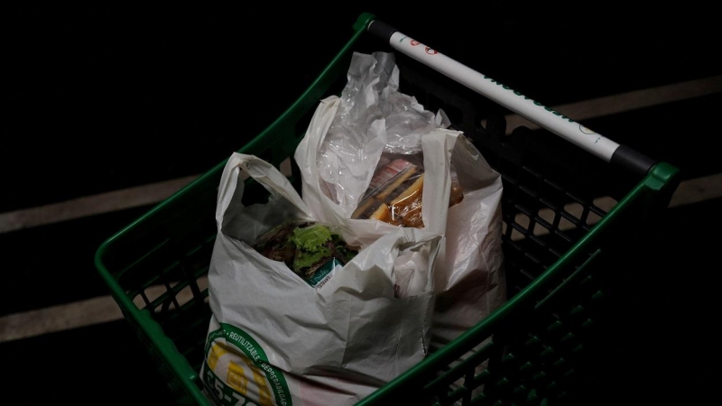 Bolsas de la compra en el carrito de un supermercado en la localidad malagueña de Ronda. REUTERS/Jon Nazca