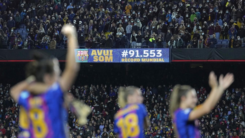 Las jugadoras del Barcelona celebran su victoria ante el Real Madrid tras el encuentro de vuelta de cuartos de final de la Liga de Campeones Femenina, este miércoles en el estadio Camp Nou en Barcelona.