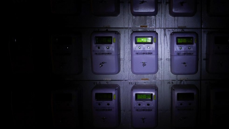 Contadores de la luz en un edificio de viviendas en Barcelona. REUTERS/ Albert Gea