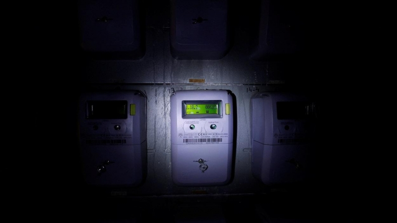 Contadores de la luz en un edificio de viviendas en Barcelona. REUTERS/ Albert Gea