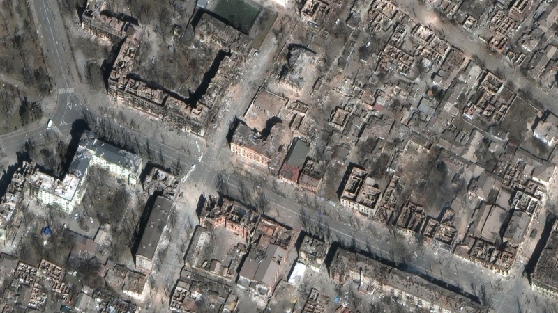 Una imagen por satélite tomada este 30 de marzo de 2022 da muestra de la devastación que ha sufrido la ciudad ucraniana de Mariúpol por los bombardeos rusos.
