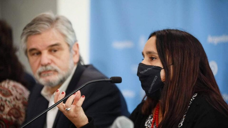 La investigadora Juliana Cassataro durante el anuncio de la vacuna argentina contra la covid-19. Detrás, Daniel Filmus.