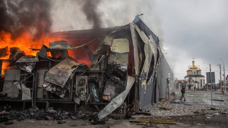 Un edificio en llamas tras un bombardeo de Rusia en la ciudad ucraniana de Irpin, en la región de Kiev, este 31 de marzo de 2022.