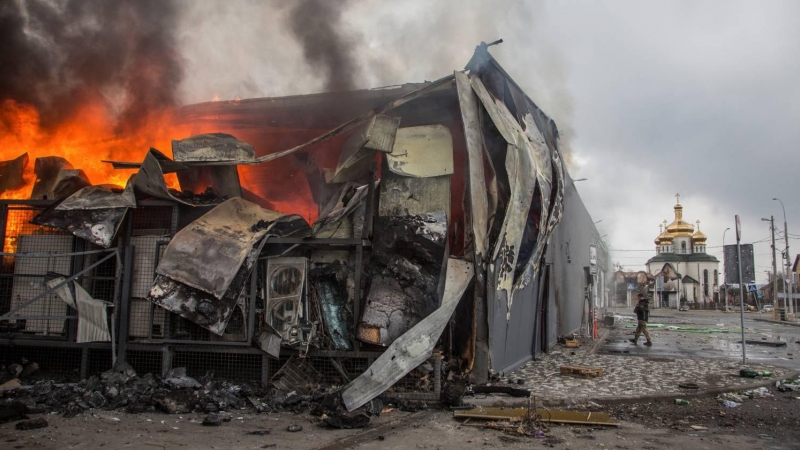 Un edificio en llamas tras un bombardeo de Rusia en la ciudad ucraniana de Irpin, en la región de Kiev, este 31 de marzo de 2022.