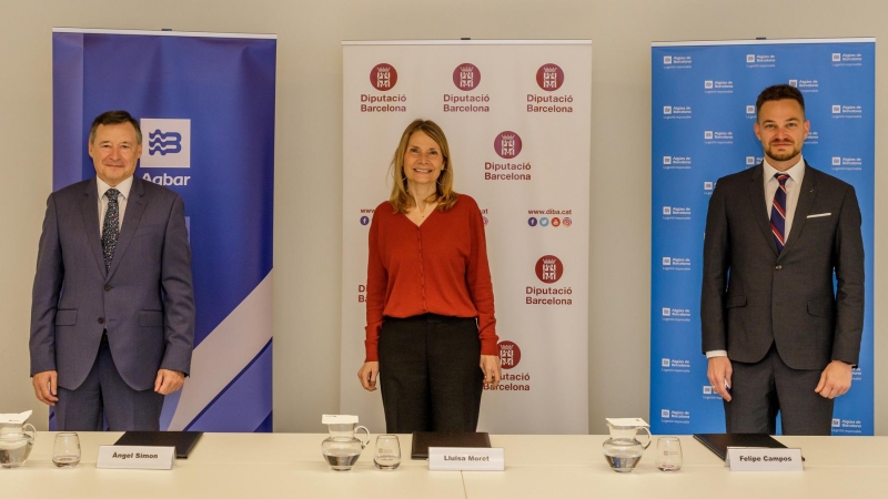 Àngel Simon, Lluïsa Moret i Felipe Campos en el moment de la signatura del conveni.