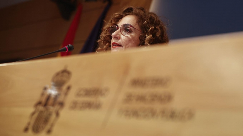 La ministra de Hacienda, María Jesús Montero, presenta los datos de la Ejecución Presupuestaria de 2021 durante una rueda de prensa celebrada  en Madrid. EFE/ Javier Lizón