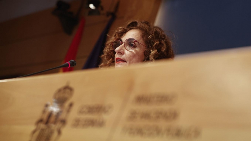 La ministra de Hacienda, María Jesús Montero, presenta los datos de la Ejecución Presupuestaria de 2021 durante una rueda de prensa celebrada  en Madrid. EFE/ Javier Lizón