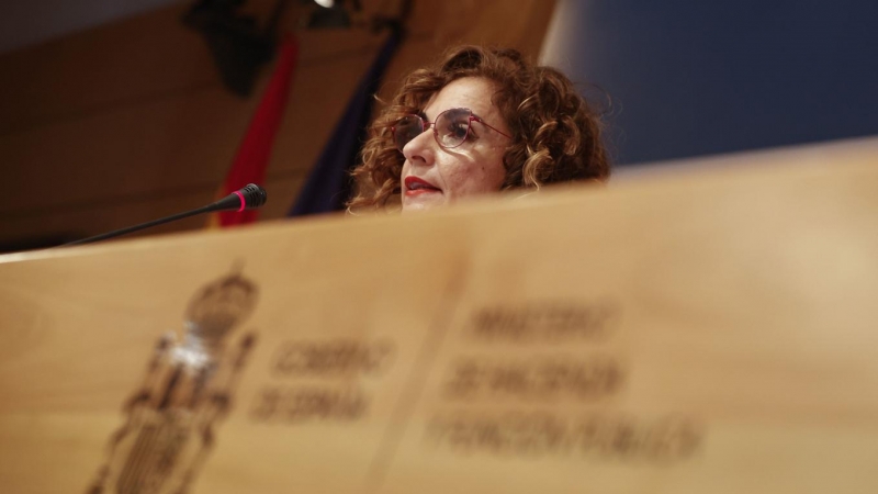 La ministra de Hacienda, María Jesús Montero, presenta los datos de la Ejecución Presupuestaria de 2021 durante una rueda de prensa celebrada  en Madrid. EFE/ Javier Lizón